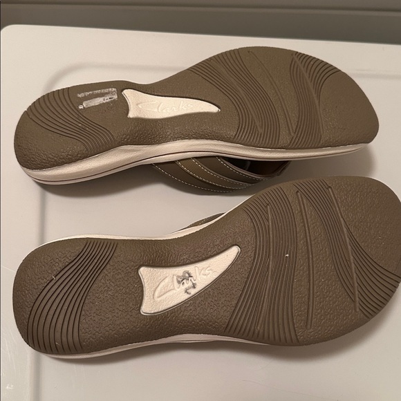 Clarks Women's Tan Cloudsteppers Sandals - Picture 2 of 2